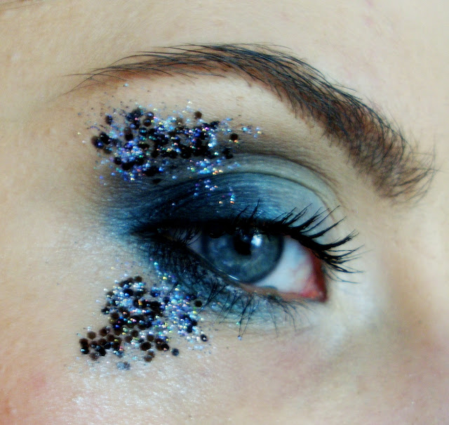 makeup, makijaż inspirowany wodą, makijaż dla małej syrenki, makijaż w niebieskościach z brokatem