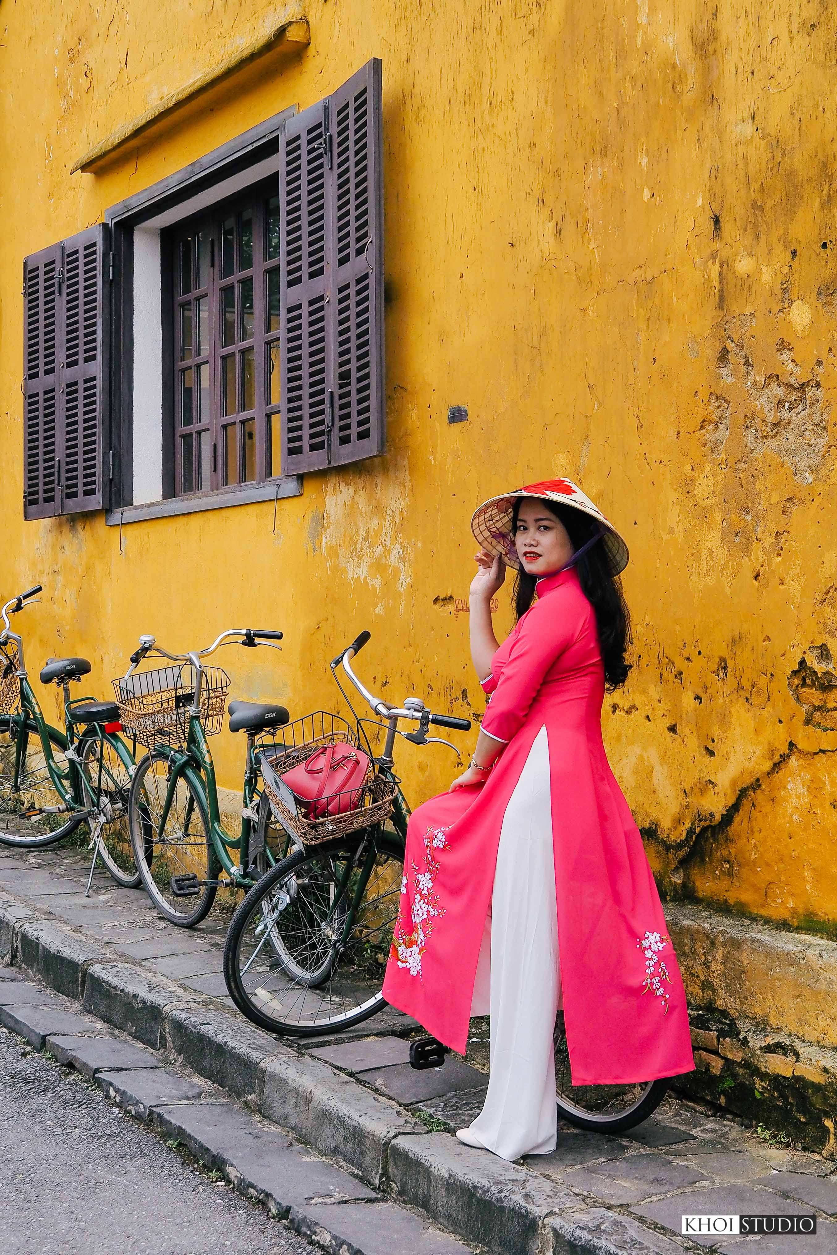 Tourist photography tour in Da Nang & Hoi An: Choosing a pink ao dai for a portrait session in Hoi An ancient town