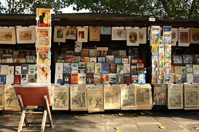 By Benh LIEU SONG (2007). A stand of a bouquiniste (french term for second-hand books resellers) , in Paris, near the Cathedral Notre-Dame of Paris. Bouquinistes can be considered a landmark of Paris. There are nearly 250 of them, mainly located in the central area of the city, alongside the banks of the Seine river.