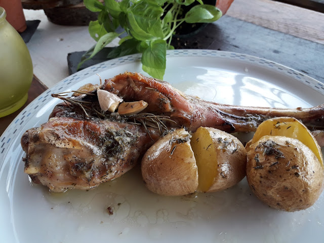 Pierna de cabrito al horno con patatas asadas