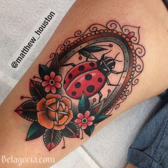 Una chica con un tatuaje de mariquita