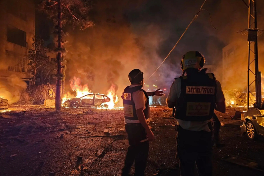 Vista da zona onde foi impactado um míssil neste domingo (15), na cidade de Haifa, no norte de Israel. (Foto: Servicio De Emergencias Israelí / EFE)