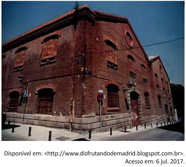 As imagens abaixo ilustram o edifício Caixa Forum, localizado na cidade de Madrid, na Espanha, antes e após a intervenção realizada pelo escritório Herzog & De Meuron.