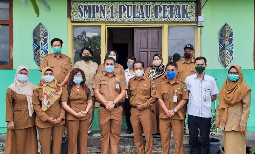 KABID SMP TINJAU PELAKSANAAN PTMT DI SMPN 1 PULAU PETAK