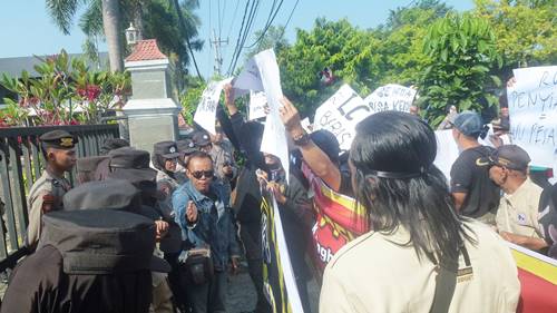 Sindir Dengan  Aksi Jalan Mundur, Puluhan Wartawan Ngawi Desak DPR Batalkan Revisi UU Penyiaran