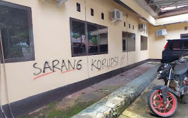 Oknum Polisi Corat-coret Dinding Kantornya dengan Tulisan ‘Sarang Korupsi dan Pungli’