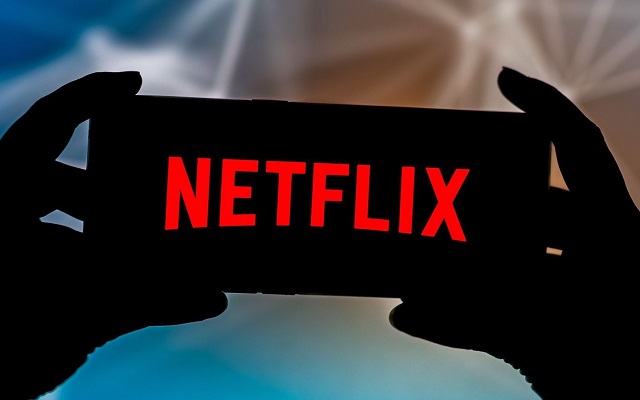 تقوم Netflix الآن بتجربة طريقة لمنع المستخدمين من مشاركة حساباتهم  لكن النتائج كانت مدمرة