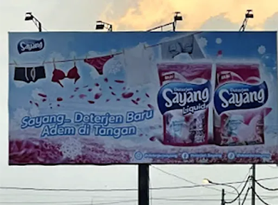 Bikin Risih, Ada Reklame Deterjen Bergambar Celana Dalam di Kota Santri