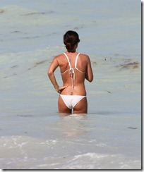 Gabrielle-Anwar-White-Bikini-Pictures-In-Miami-At-The-Beach-16