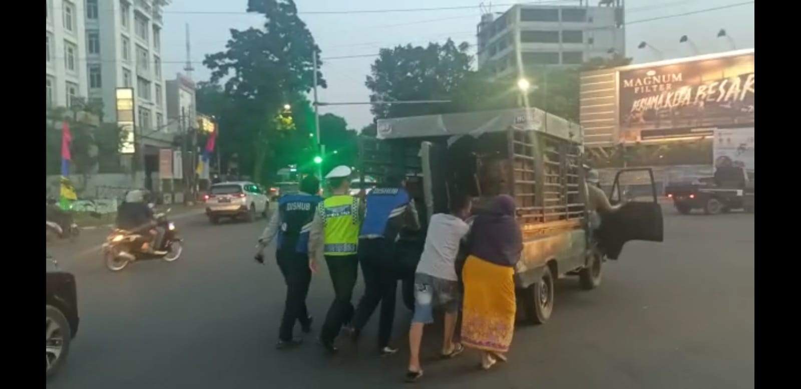 Polantas Dorong Mobil Mogok Di Perempatan Jl. KL Yos Sudarso