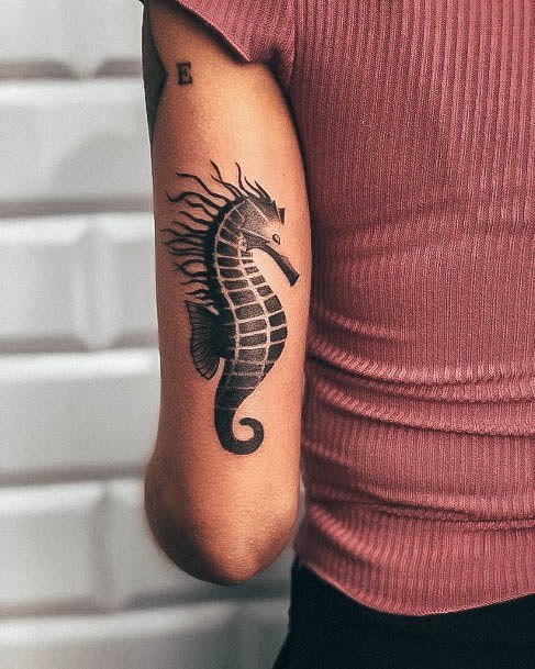 Tatuagem Cavalo-marinho - 45 ideias femininas