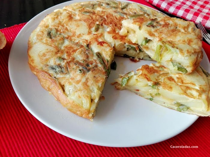 Tortilla de patatas con esparragos trigueros