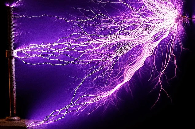 225W_Tesla_coil_-_arcs_(cropped)