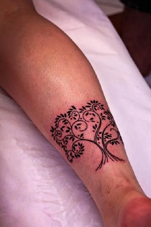 vemos a una chica que lleva el tatuaje de un arbol