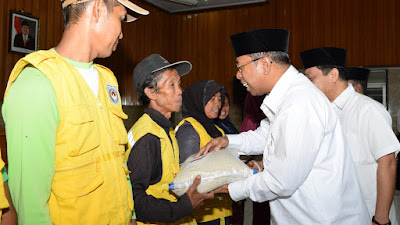 PEMPROV NTB BERBAGI DENGAN ‘PAHLAWAN’ KEBERSIHAN