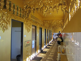 toilet emas dalam kompleks white temple thailand utara