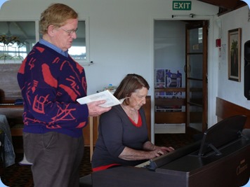 Mike Scott and Helen Smith duetting.  Photo courtesy of Dennis Lyons.