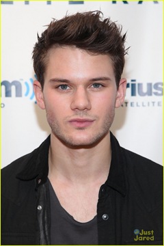 jeremy-irvine-war-horse-sirius-04