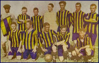 CLUB ATLÉTICO ROSARIO CENTRAL. Temporada 1920-21. Patricio Clarke, Jacinto Perazzo, Vicente Pugliese, Antonio Macías, Florencio Sarasíbar, Rodolfo Mulhall. Ernesto Guaraglia, Antonio Blanco, Antonio Miguel, Ennis Hayes, Enrique Tami. En 1920 Rosario Central obtuvo su quinto título a nivel nacional, al coronarse en la Copa Competencia de la Asociación Amateurs 1920.  El equipo canalla reafirmaba su supremacía luego de haber tenido un lustro dorado entre 1913 y 1917.