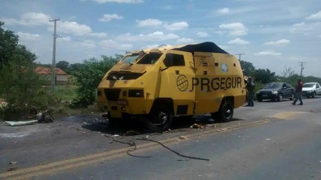 Grupo intercepta e explode carro-forte na BA-052, em Itaguaçu da Bahia