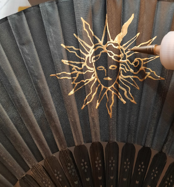 Roi Soleil dessin éventail baroque, peint à la main