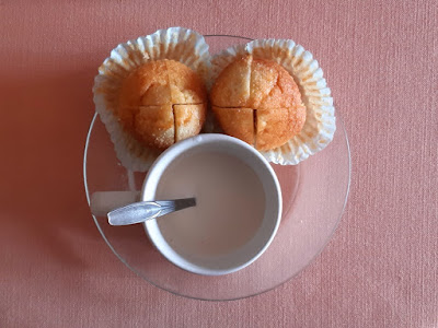 Pareidolia de una taza de leche y unas magdalenas que vistas desde arriba parecen una cara