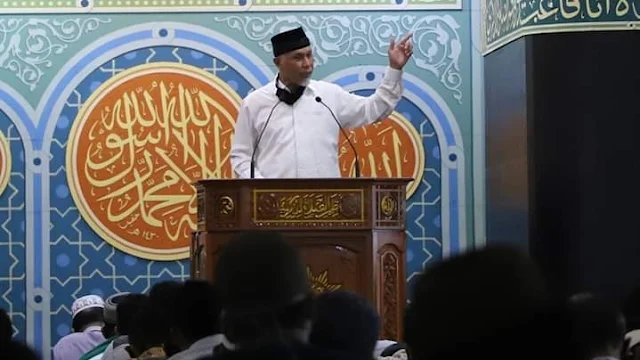 Foto: Wako Padang, Buya Mahyeldi ketika menjadi khatib salat Jumat di masjid Taqwa Muhammadiyah mengajak jamaah kembali kepada Allah.