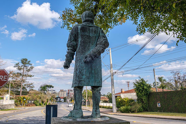 A estátua de Gabriel de Lara - vista por trás