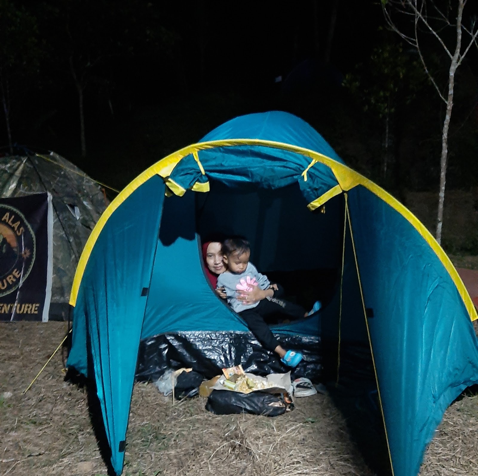 Camping di hutan