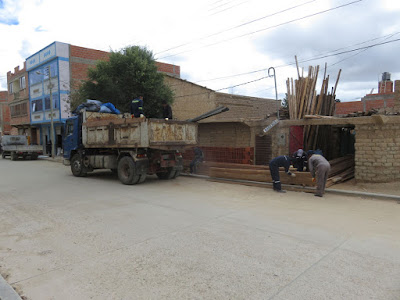 Derweil der Laster in Villazón mit Baumaterial fürs Gemeindehaus geladen wird, schreibe ich im Auto sitzend diese Zeilen. Ich selber trete bei diesem Geschäft nicht in Aktion als „Gringo“ müsste ich sonst mehr zahlen. Also schicke ich meine Leute vor. Was man im Laufe der Jahre so alles lernt. Auf der letzten Fahrt von Villazón nach Tupiza hatten wir eine Reifenpanne. Unsere Schlammreifen hatten wir vergessen für den Asphalt mehr aufzupumpen. Der Lastwagen ist schon in der Nähe von Esmoraca einige meiner Arbeiter sitzen auf dem Laster auf den Brettern, Zementsäcken etc. und beklagen sich über die Kälte. Sie werden in Esmoraca das Material abladen. Ich sitze mit Huguito, dem Soldaten, in Tupiza in einer Pizzaria zum Abendbrot morgen müssen noch Einkäufe für die „Festtage“ getätigt werden und dann geht es nach Esmoraca zurück. Am Samstag werden die in der Pfarrei Tätigen zum Grillen eingeladen und am Dienstag muss das neue Auto „begossen“ werden. Bei dieser Gelegenheit wird auch eine Kräutermischung mit Llamafett etc. verschmort.