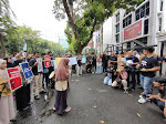 Tolak RUU Penyiaran, Ratusan Jurnalis di Medan Unjuk Rasa di Kantor DPRD Sumut