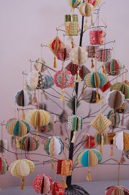 Árvore de arame toda decorada com enfeites de papel