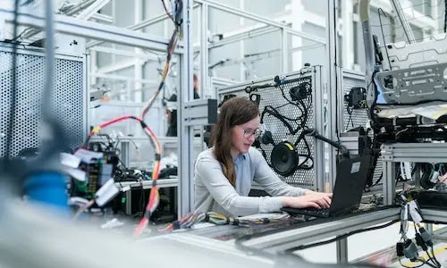 Persona en sala de computación