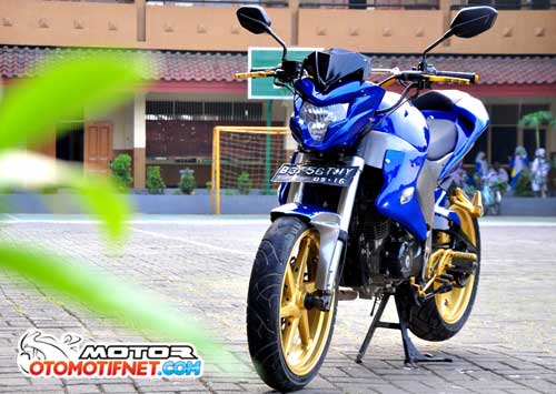 Foto Modifikasi Honda Megapro konsep Street Fighter Full Body Custom dipadukan dengan bodi dan ban gambot riding makin gagah dengan setang lebar dari baros swing arm ori dikrom ala Kawasaki Ninja suspensi depan diredam upside down merk Zox batok lampu menggunakan handmade BMX Custom