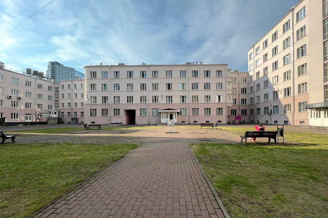 Новосущёвский переулок, дворы, общежитие № 1 Российского института транспорта (МИИТ) (построено в 1931 году)