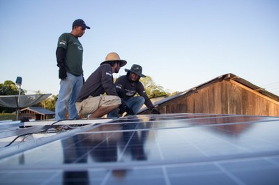 Donas dos piores Índices de Desenvolvimento Humano (IDH) do país, populações isoladas do estado do Amazonas sofrem com a falta de acesso à energia elétrica. Além de perder alimentos, moradores têm dificuldades para comercializar o que pescam – um quadro difícil, mas que pode começar a mudar com a instalação de máquinas de gelo movidas apenas a energia solar, sem o uso de baterias. A iniciativa, que já está em curso, é uma parceria entre o Instituto Mamirauá e o Instituto de Energia e Ambiente da Universidade de São Paulo (USP).