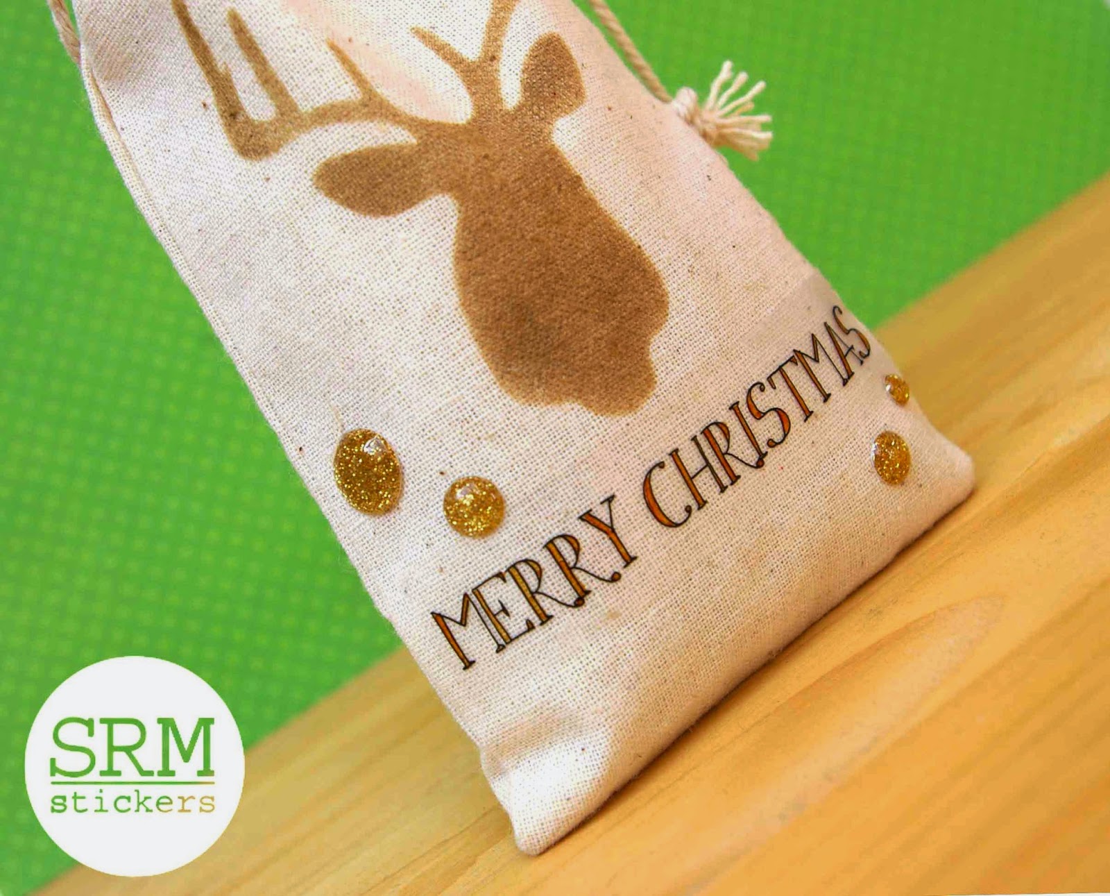 SRM Stickers Blog - Christmas Gift Bags by Lorena - #muslinbags #christmas #giftbag #stickers #stencilvinyl #diy
