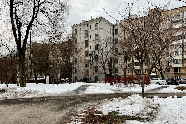 Гусятников переулок, дворы, Федеральное бюро технической инвентаризации (Роскадастр) – бывший доходный дом 1912 года постройки – «Дом с рыцарем» Гусятников переулок, дворы, Федеральное бюро технической инвентаризации (Роскадастр) – бывший доходный дом 1912 года постройки – «Дом с рыцарем»