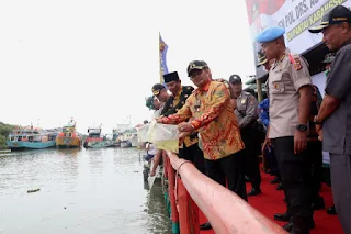 Kapolda Jabar Tebar 1 Juta Benih Ikan Di Karangsong