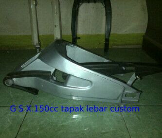 Swing arm custom untuk Suzuki GSX 150 ban lebar.