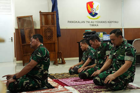  Panglima TNI Jadi Imam Sholat Sebelum Pimpin Rapat Evaluasi Operasi SAR Pilot Susi Air