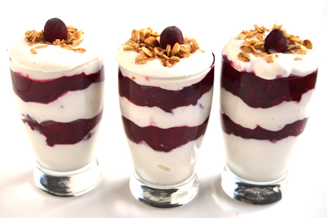  Cranberry Greek Yogurt Parfaits are full of flavor with fresh cranberry sauce, protein-packed Greek yogurt and crunchy granola for the perfect breakfast! www.nutritionistreviews.com