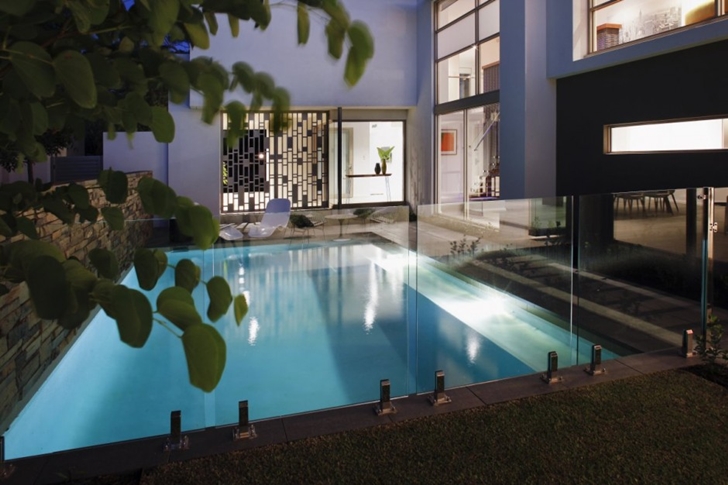 Swimming pool of Contemporary style One27 Grovedale home by Mick Rule