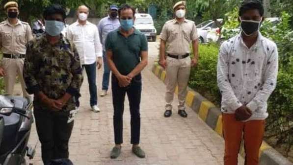 ठक-ठक गैंग के दो सदस्यों को गिरफ्तार किया