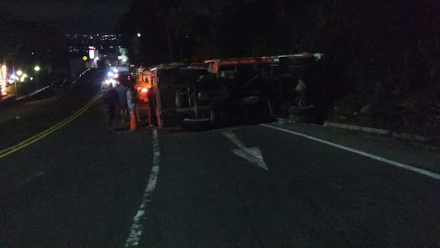 Terjadi Kemacetan Panjang Ditikungan Hargodumilah,Truk Bermuatan Pasir Terguling