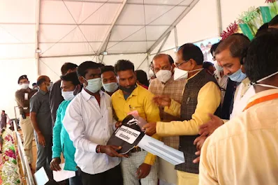 Chief Minister Shivraj Singh Chauhan participated in a benefit distribution program of Rs 100 crore to 5 lakh farmers under the Chief Minister's Welfare Scheme at Nasrullaganj (Sehore)