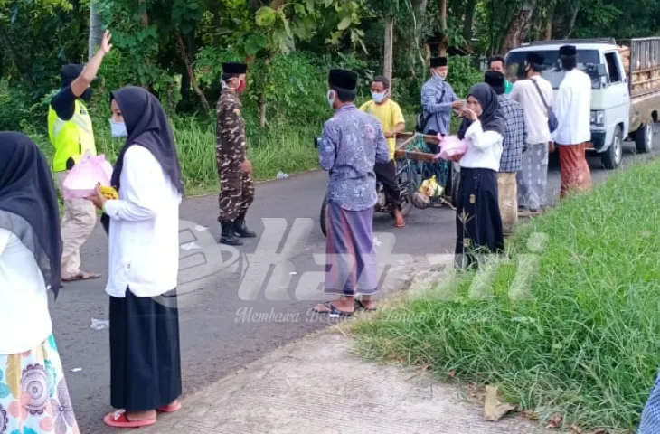 IKAPEMDES Longos Bagi-bagi Takjil dan Masker pada Pengguna Jalan