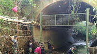 Sampah Berserakan Tersangkut di Jaring Sungai Cibeureum Dibersihkan Sektor 22 Citarum Harum Sub 07