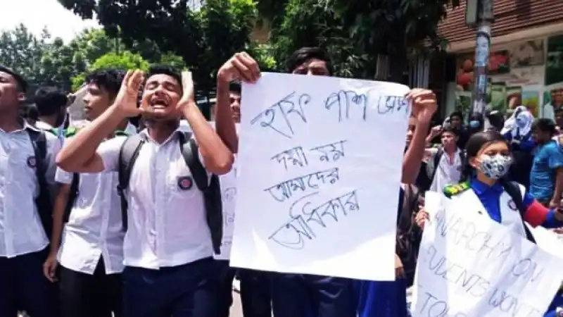 Student movement demanding half bus fare in the capital