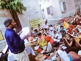 अभियान चलाकर हर ब्लाक के दो-दो गांवों के शत प्रतिशत लाभार्थियों के बनाए जाएंगे आयुष्मान कार्ड  सभी ब्लाक के चिकित्सा प्रभारियों को दी गई जिम्मेदारी, रोजाना किया जाएगा निरीक्षण  जालौन : आयुष्मान भारत प्रधानमंत्री जन आरोग्य योजना के अंतर्गत  सभी  ब्लाक के दो दो गांवों को आयुष्मान कार्ड शत प्रतिशत बनाकर संतृप्त किया जाएगा। जिलाधिकारी चांदनी सिंह के निर्देश पर मुख्य चिकित्सा अधिकारी डा. एनडी शर्मा ने दो दो गांवों को चयनित कर लिया है और इन्हें शत प्रतिशत संतृप्त करने की जिम्मेदारी संबंधित ब्लाक के चिकित्सा अधीक्षक और चिकित्साधिकारियों को सौंपी गई है।    मुख्य चिकित्सा अधिकारी ने बताया कि कदौरा ब्लाक में इटौरा व बागी, ​कोंच ब्लाक में सोमई व पिरौना, नदीगांव ब्लाक में सदूपुरा व बंगरा, माधौगढ़ ब्लाक में हरौली व सरावन, रामपुरा ब्लाक में मई व जगम्मनपुर, कुठौंद ब्लाक में बाबली और हदरुख, डकोर ब्लाक में मड़ोरा व ऐर, जालौन ब्लाक में औरेखी और अकोढ़ी, महेबा ब्लाक में अटराकलां व चुर्खी के शत प्रतिशत लाभार्थियों के आयुष्मान कार्ड बनाने के लिए विशेष अभियान चलाया जाएगा।    आयुष्मान भारत योजना के जिला कार्यक्रम समन्वयक डा. आशीष कुमार झा ने बताया कि कदौरा के इटौरा गुरु में 695 लाभार्थियो के कार्ड बनाए जाएंगे। बागी में 2021 लाभार्थियों के कार्ड बनाए जाने है। डकोर के मड़ोरा में 462, ऐर में 1056, महेबा ब्लाक के अटरा कला में 374, चुर्खी में 1061 लाभार्थियों के कार्ड बनना शेष है। इन लाभार्थियों के कार्ड बनाने के लिए विशेष अभियान चलाया जा रहा है। इसके ​लिए आशा कार्यकर्ता, ब्लाक समुदाय प्रक्रिया प्रबंधक (बीसीपीएम) व जन सुविधा केंद्र के संचालकों की ड्यूटी लगा दी गई है। यहां 15 सितंबर तक विशेष अभियान चलाकर शत प्रतिशत लाभार्थियों के आयुष्मान कार्ड बनाने का लक्ष्य रखा गया है। प्रभारी चिकित्सा अधिकारियों से कहा गया है कि वह प्रधानों से सहयोग लेकर इस काम को शत प्रतिशत सुनिश्चित कराएं और रोजाना अभियान की मानीटरिंग करें।    उन्होंने बताया कि जिले में 105042 परिवार प्रधानमंत्री जन आरोग्य आयुष्मान भारत योजना में शामिल किए गए थे। इसमें अब तक 67864 परिवारों में कम से कम एक लाभार्थी को आयुष्मान कार्ड निर्गत कर दिया जा चुका है।